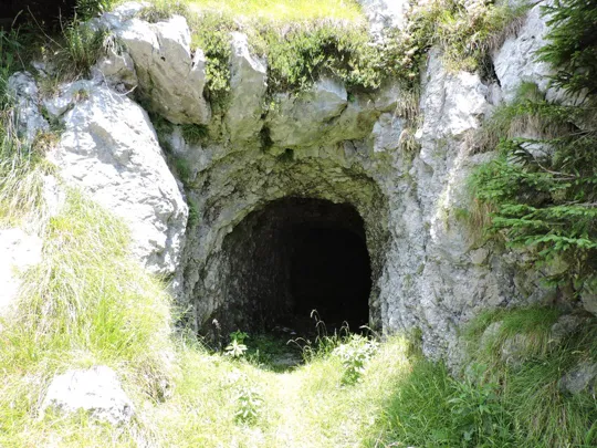 Grotta nei pressi del sentiero