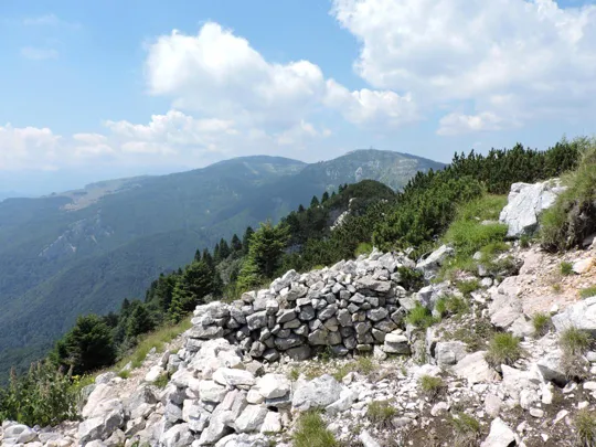 Resti di costruzioni sullo Spitz Tonezza