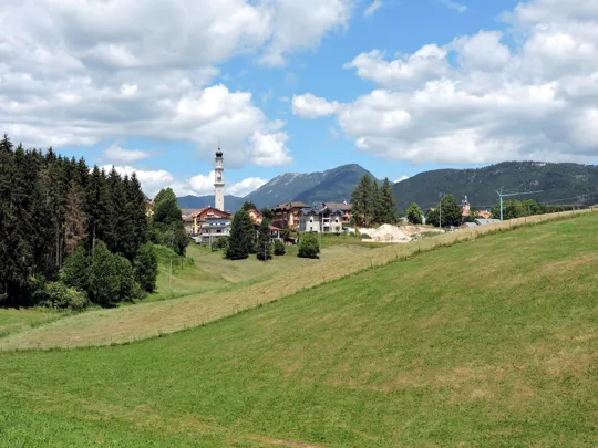Vista verso la chiesa di Canove