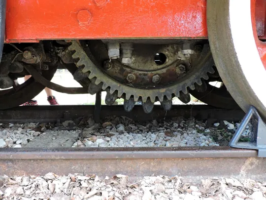 Dettaglio dell'ingranaggio per la cremagliera