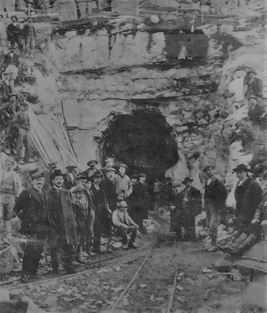 Foto storica nei pressi di una galleria