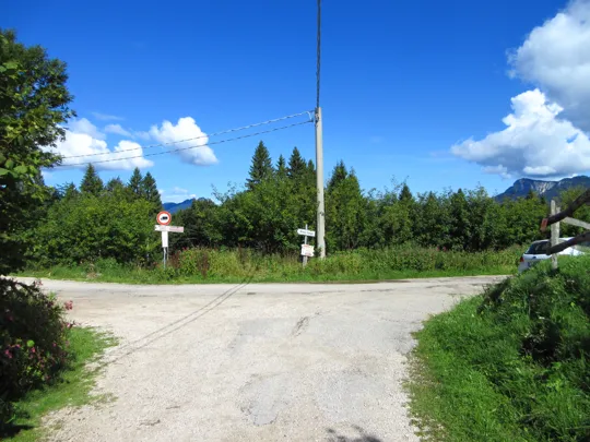 Incrocio con la strada che porta al forte Corbin, proseguire a destra