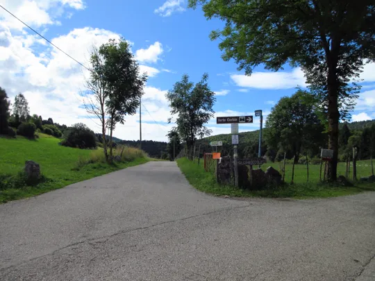 Proseguire sulla strada a sinistra in foto