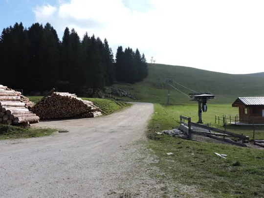 Dal parcheggio verso le malghe
