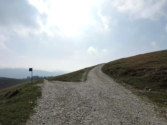 Incrocio per malga Dosso di sotto, rimanere sulla destra