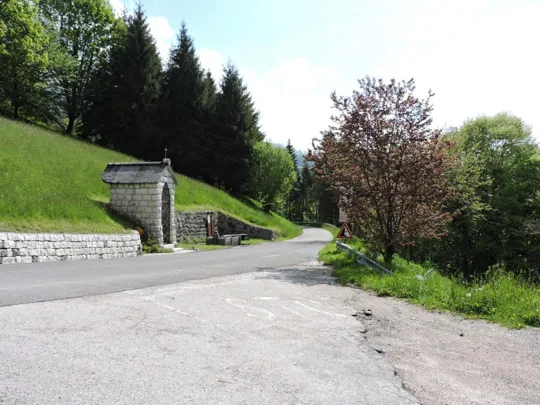 Val Frenzela - incrocio con la strada asfaltata