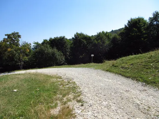 Dettaglio del sentiero che esce dalla strada