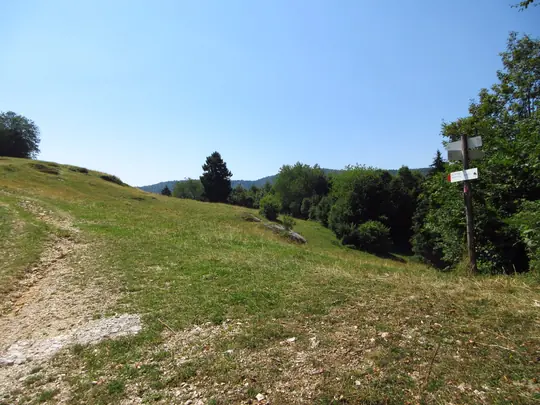 Proseguire a destra lungo il sentiero CAI 800