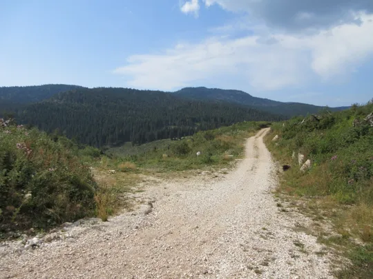 Dettaglio dell'incrocio, proseguire a sinistra