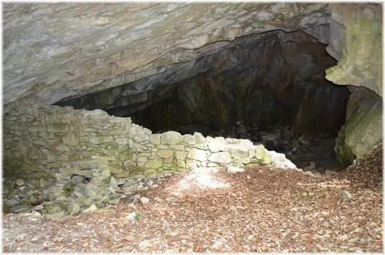 Bosco Caproni - una grotta-riparo