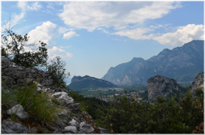 Bosco Caproni - panorama verso il lago di Garda, il monte Brione e Arco dominato dalla sua rocca