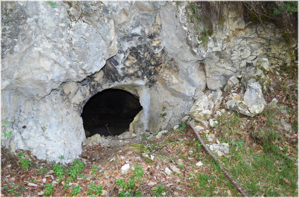 Entrata della postazione in caverna