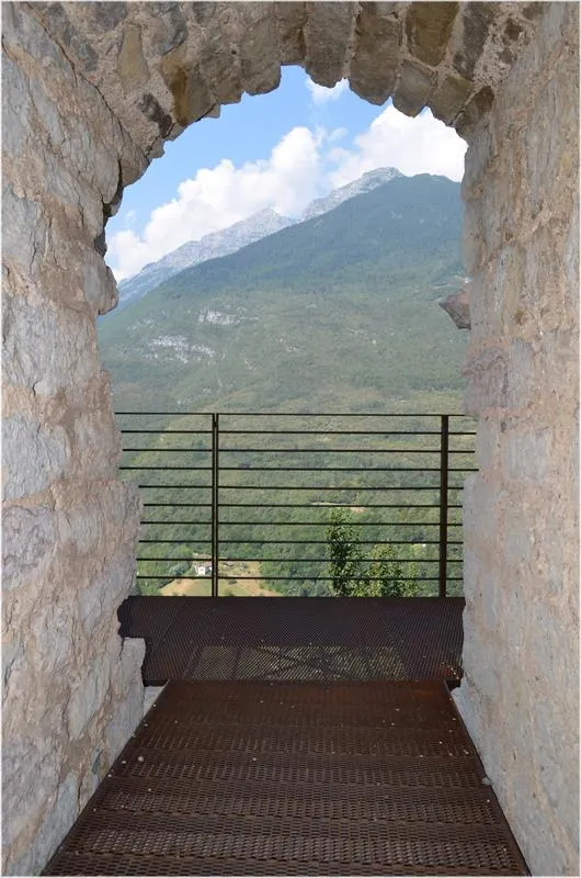 La passerella vista dall'interno della torre