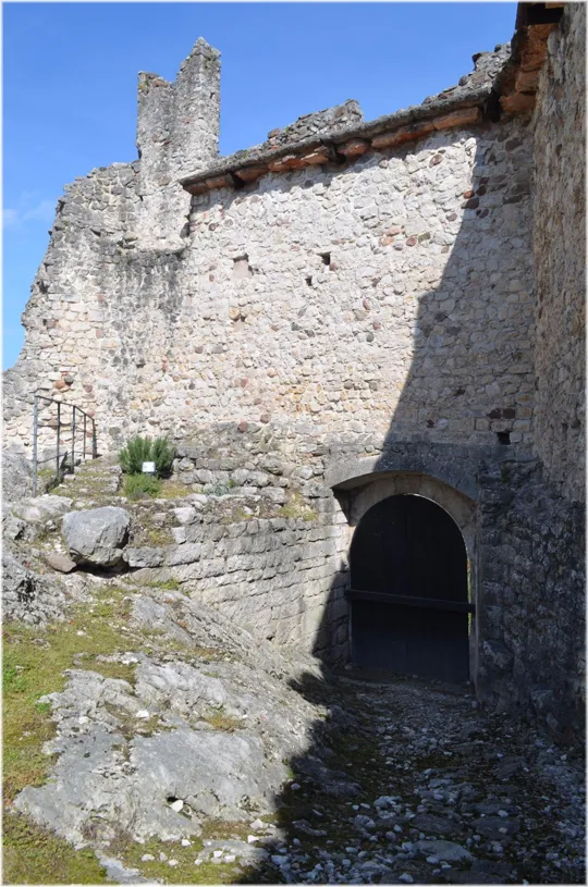 La porta che conduce alle scuderie