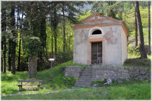 Una piccola chiesetta, da dove partono altri percorsi storici