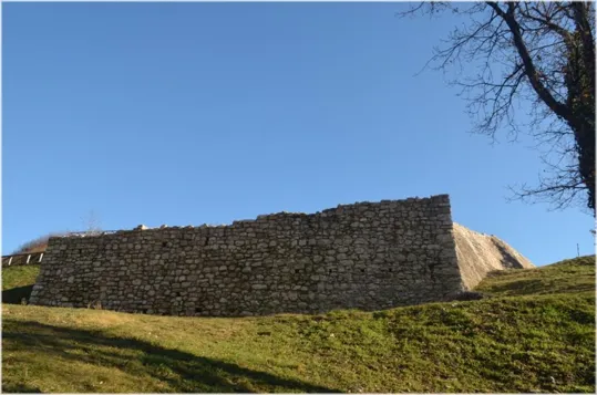 Le mura di Castel Nomi