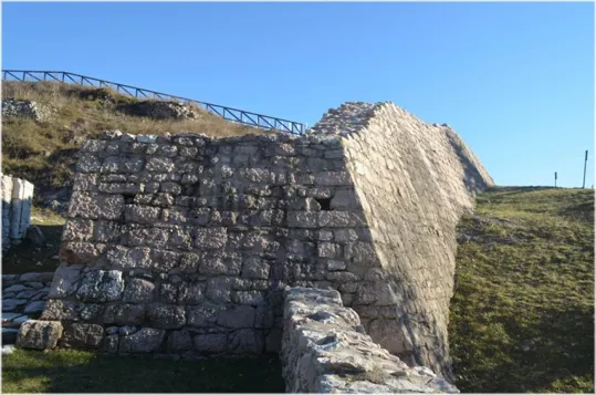 la parte destra con il muraglione di fianco