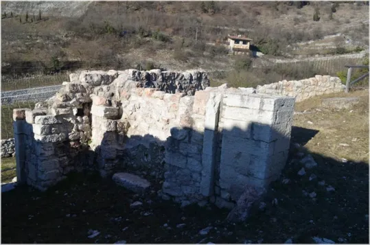 Particolare sulle mura d'ingresso