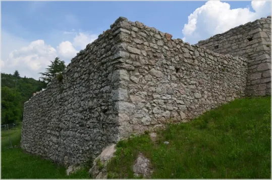 Notate i blocchi di rinforzo sullo spigolo delle mura