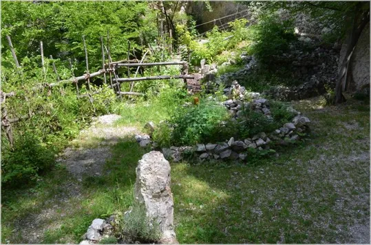 Un piccolo orto giardino all'interno del castello