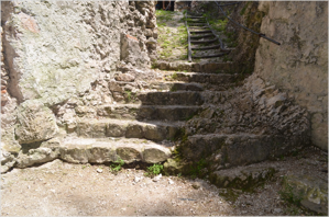 La scalinata verso la parte inferiore