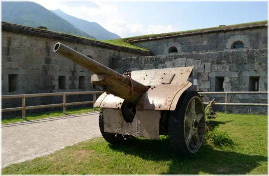 Forte Larino - il cannone nel piazzale