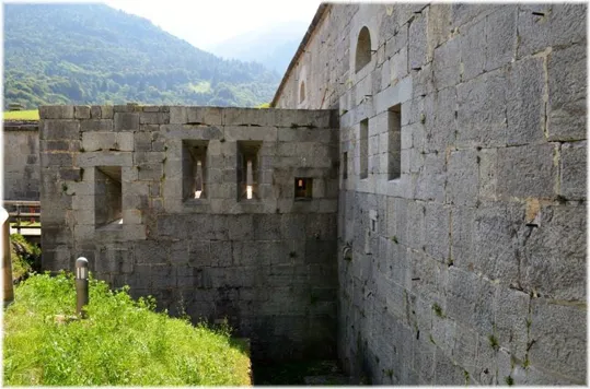 Forte Larino - Feritoie per la difesa dell'ingresso