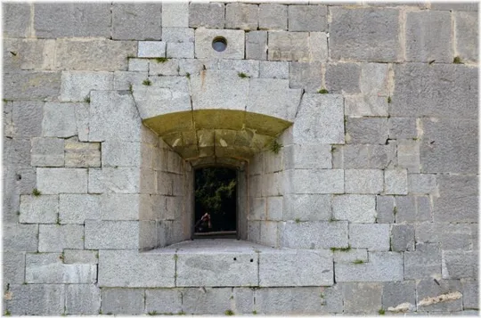 Forte Larino - La strombatura delle finestre