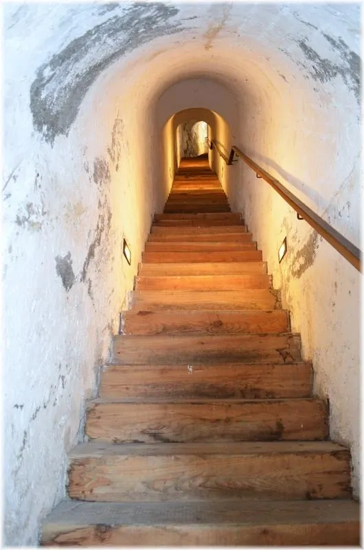 La lunga scala che porta nel cuore del forte