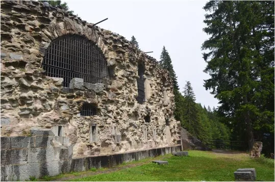 Su questo lato i tre finestroni su cui erano posizionate le bocche da fuoco