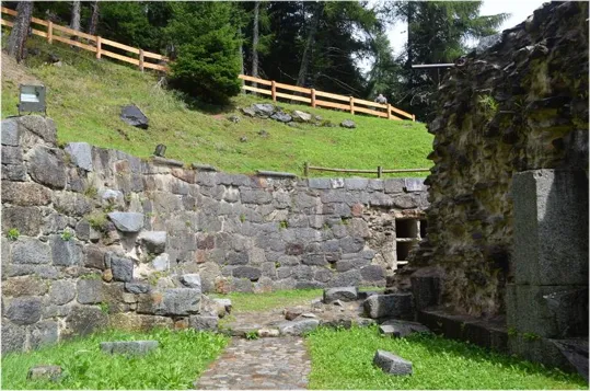 Il secondo cortile visto da fuori