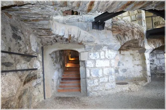 Il pozzo a destra, la scalinata a sinistra