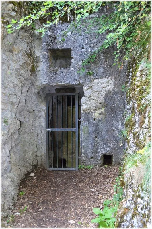 Fortificazioni Monte Creino - Entrate dei magazzini