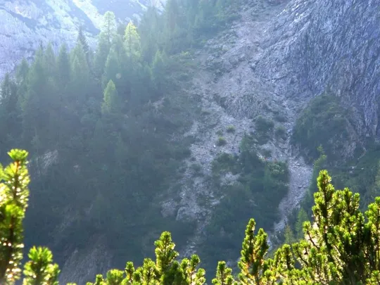 Locatelli - Guardando con attenzione si possono scorgere degli escursionisti che salgono al rifugio Comici