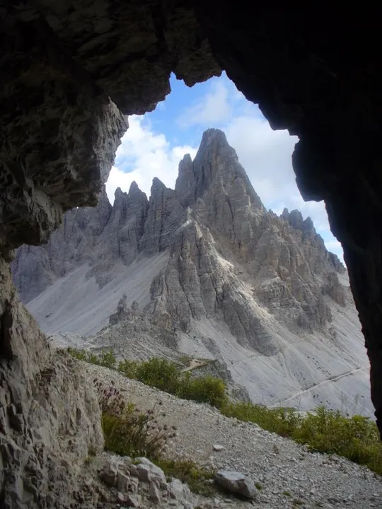Locatelli - Il Paterno visto da una delle gallerie del Sasso di Sesto