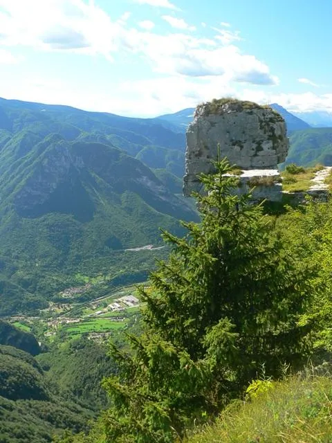 Altarknotto - L'altare si affaccia sulla Valdastico