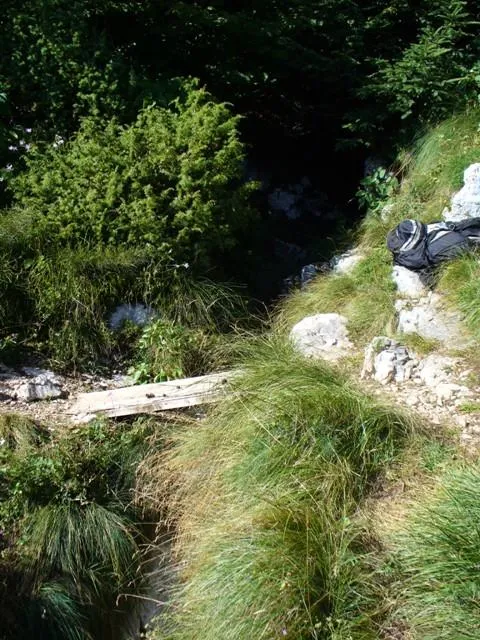 Altarknotto - Notate la tavola sopra il piccolo crepaccio e infilatevi nel varco avanti a voi