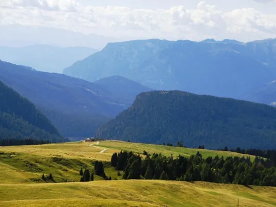 Baita Segantini - Val Travignolo, al centro monte Dossaccio