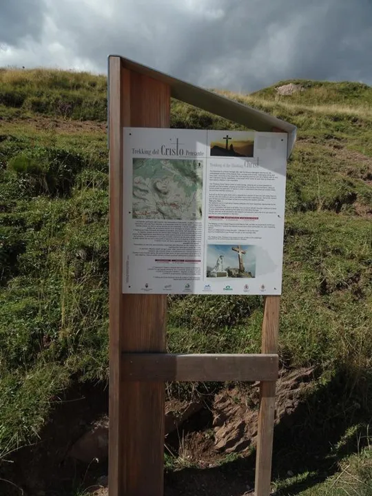 Trekking del Cristo pensante - Tabella all'inizio del percorso