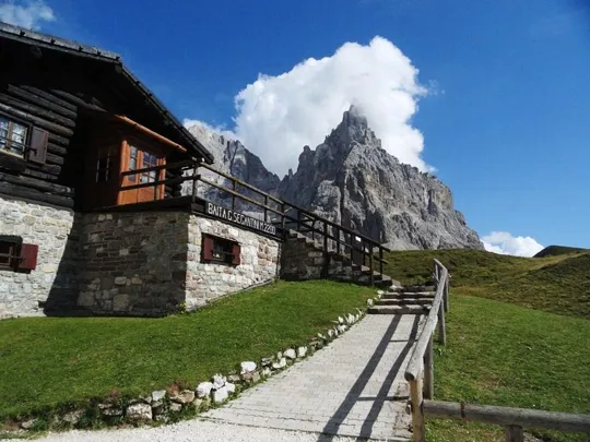 Baita Segantini e il Cimon della Pala