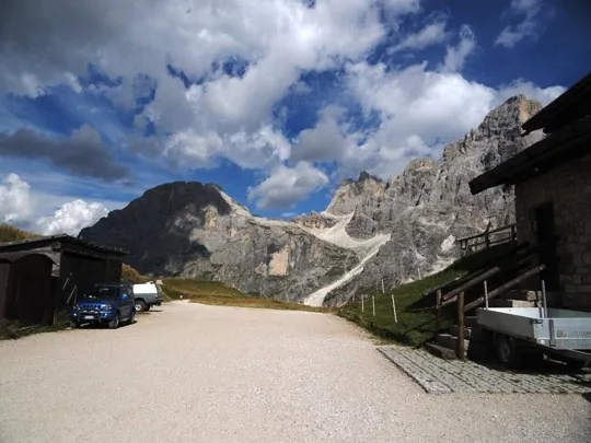 Baita Segantini - vista verso cima Mulaz