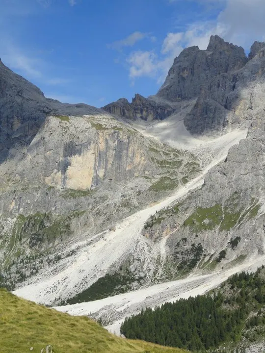 Percorso verso il rifugio Mulaz visto dalla Baita Segantini