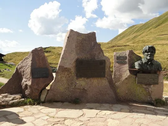 monumento ad Alfredo Paluselli creatore della Baita Segantini