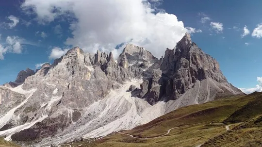 Gruppo delle Pale con Cimon della Pala a destra, Cima della Vezzana al centro e la Cima di Val Grande a sinistra