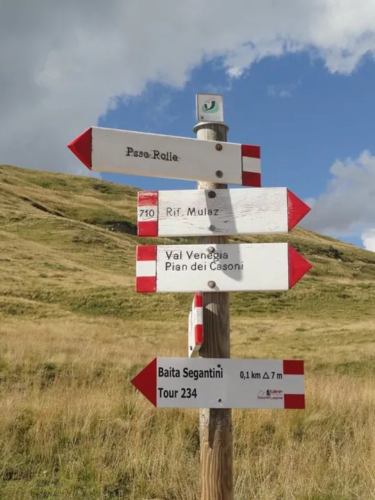 Segnaletica lungo il percorso verso Val Venegia