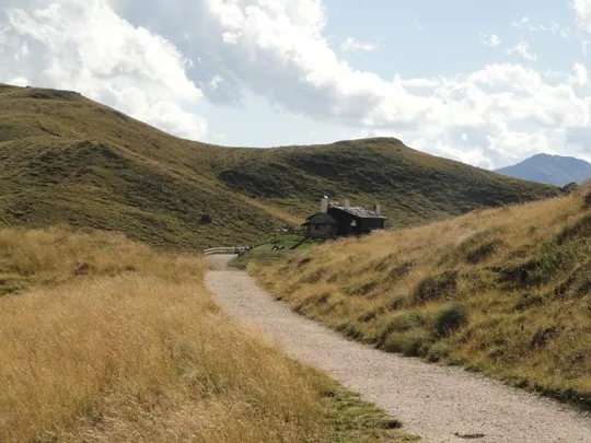 La Baita Segantini vista venendo dalla Val Venegia