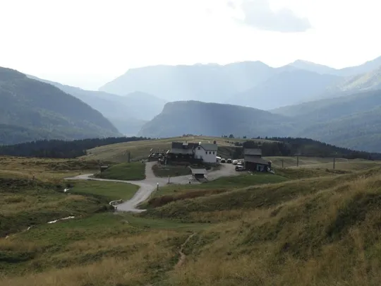 Capanna Cervino davanti al monte Dossaccio