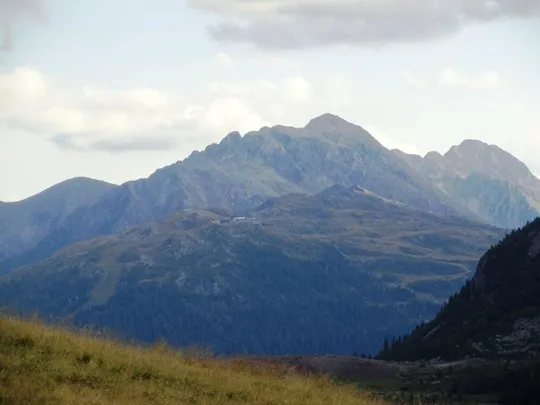 panorama da Baita Segantini verso la Tognazza e la Cavallazza