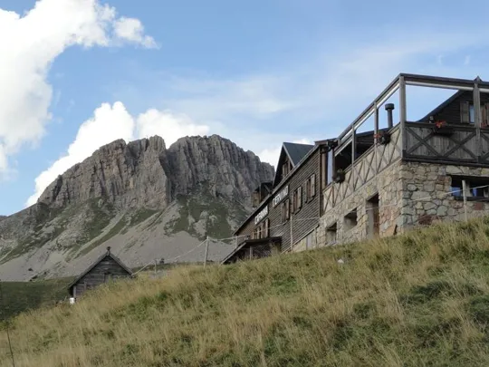 Capanna Cervino davanti al Castellazzo