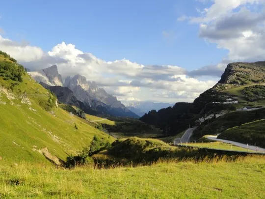 Panorama verso Val Cismon e il parcheggio al tornante
